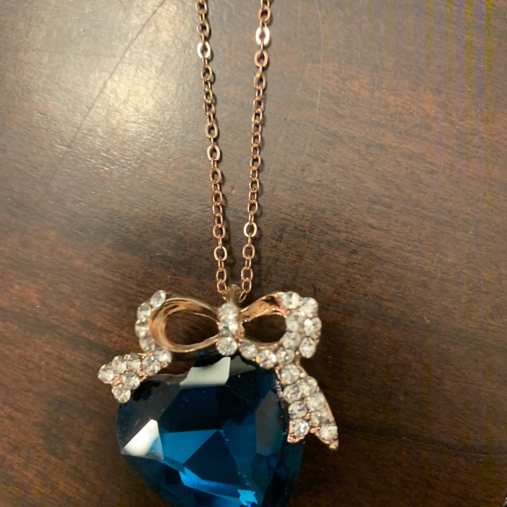 Gold aqua heart shaped/rhinestone neck/earring